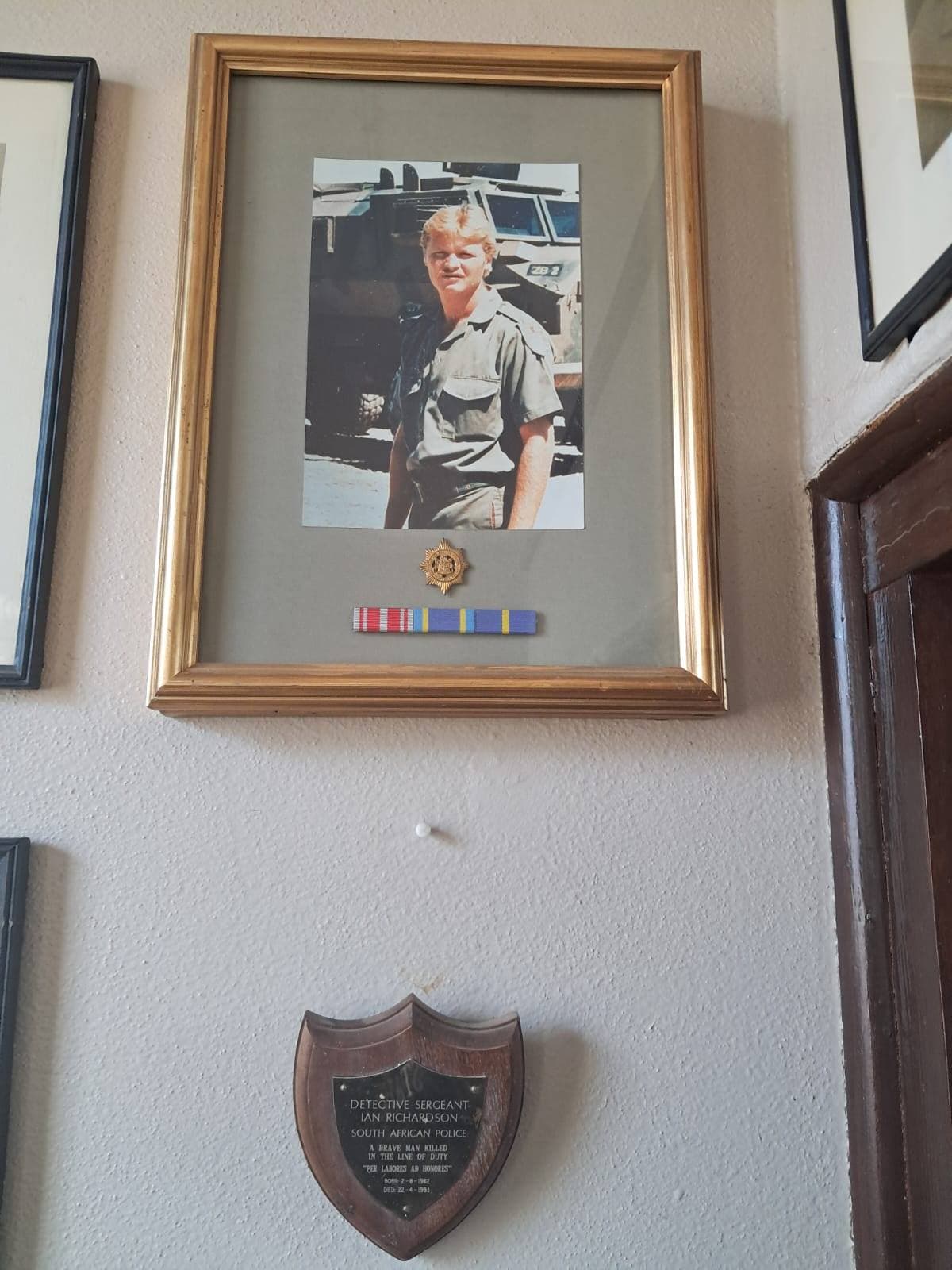 'n Foto wat fotoraam, muur, skildery, klere bevat AI-gegenereerde inhoud kan dalk verkeerd wees.