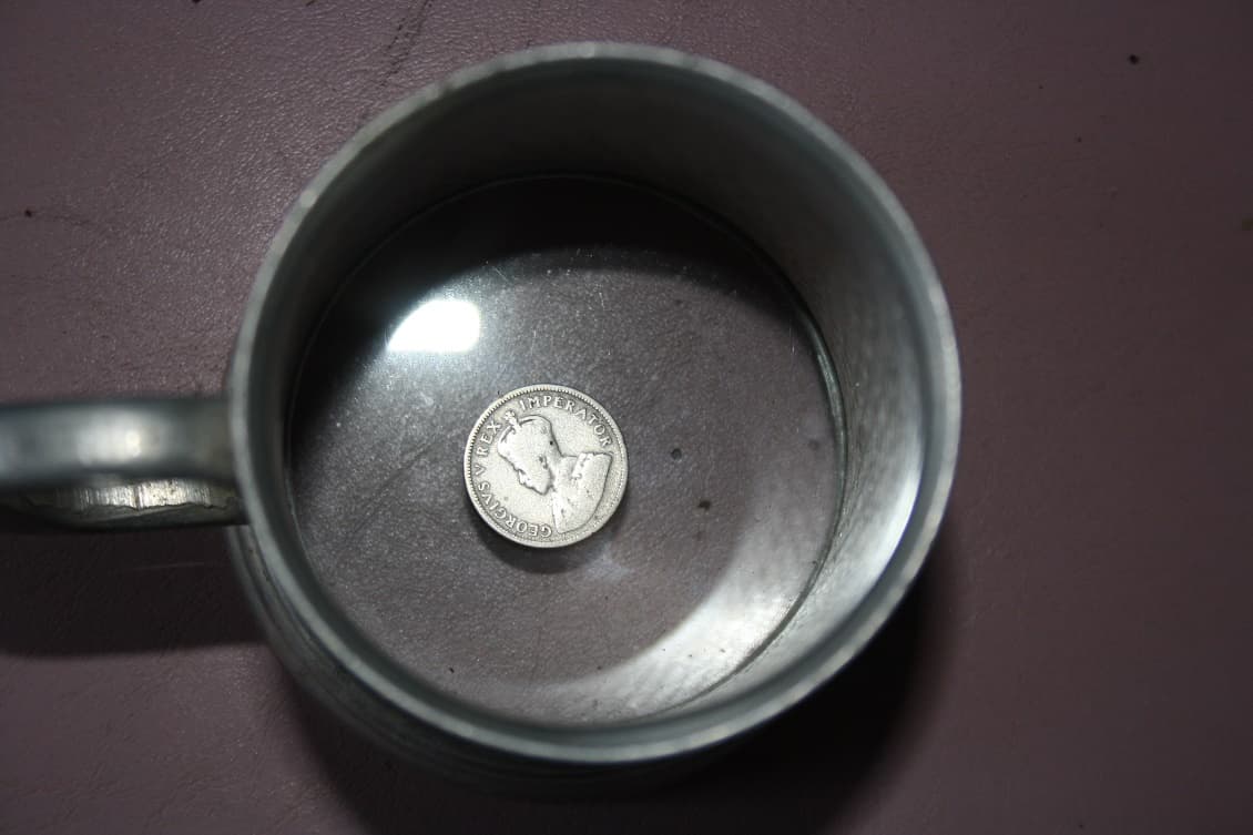 'n Foto wat koffiebeker, koffie, kombuisware, eetgerei bevat Beskrywing outomaties gegenereer