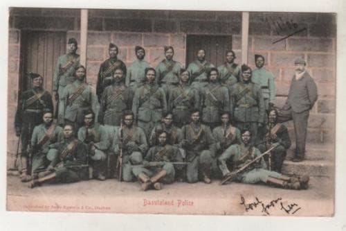 A group of soldiers posing for a photo
AI-generated content may be incorrect.