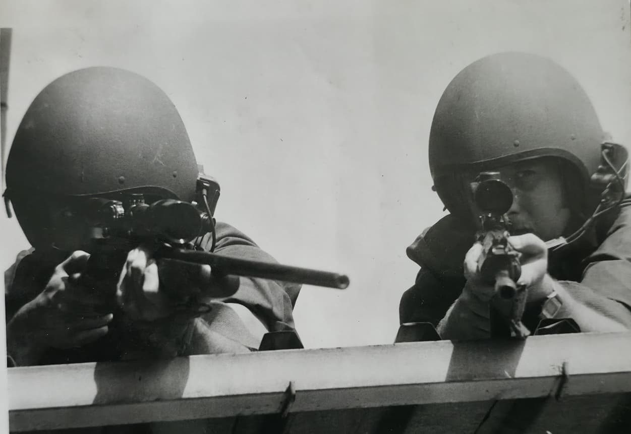 'n Foto wat wapen, valhelm, persoon, buite bevat AI-gegenereerde inhoud kan dalk verkeerd wees.